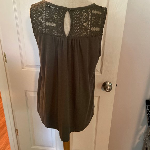 Olive green sleeveless shirt with lace detailing - Picture 5 of 6